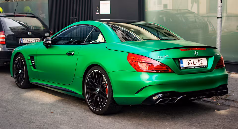 Tại Mỹ, bạn có thể mua một chiếc Mercedes-Benz SL63 AMG với mức giá 150.000 USD, trong khi ở thị trường châu Âu, bạn sẽ bỏ hầu bao lên đến 160.000 EUR nếu muốn sở hữu được chiếc siêu xe thể thao 2 cửa này.