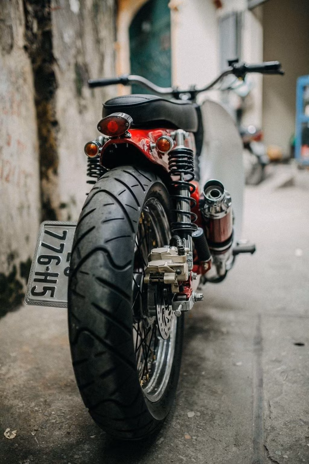 Dè sau được cắt ngắn khiến cặp bánh của Super Cub độ này có phần tưởng như lớn hơn rất nhiều.