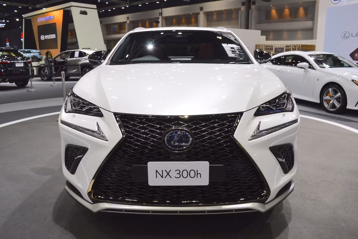 Mẫu xe SUV hạng sang Lexus NX 2017 mới từng ra mắt tại thị trường Ấn Độ hồi tháng 11/2017. Mới đây, hãng đã công bố giá bán tại đây với mức giá đi kèm khởi điểm từ 5.318.000 INR (hơn 1,5 tỷ đồng).