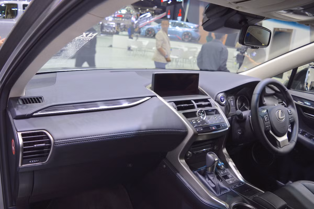 Ở bên trong, khoang không gian với các chi tiết bọc da ấn tượng. Vô-lăng tích hợp các phím chức năng, ghế lái phía trước bọc da tích hợp điện (trên bản F-Sport).