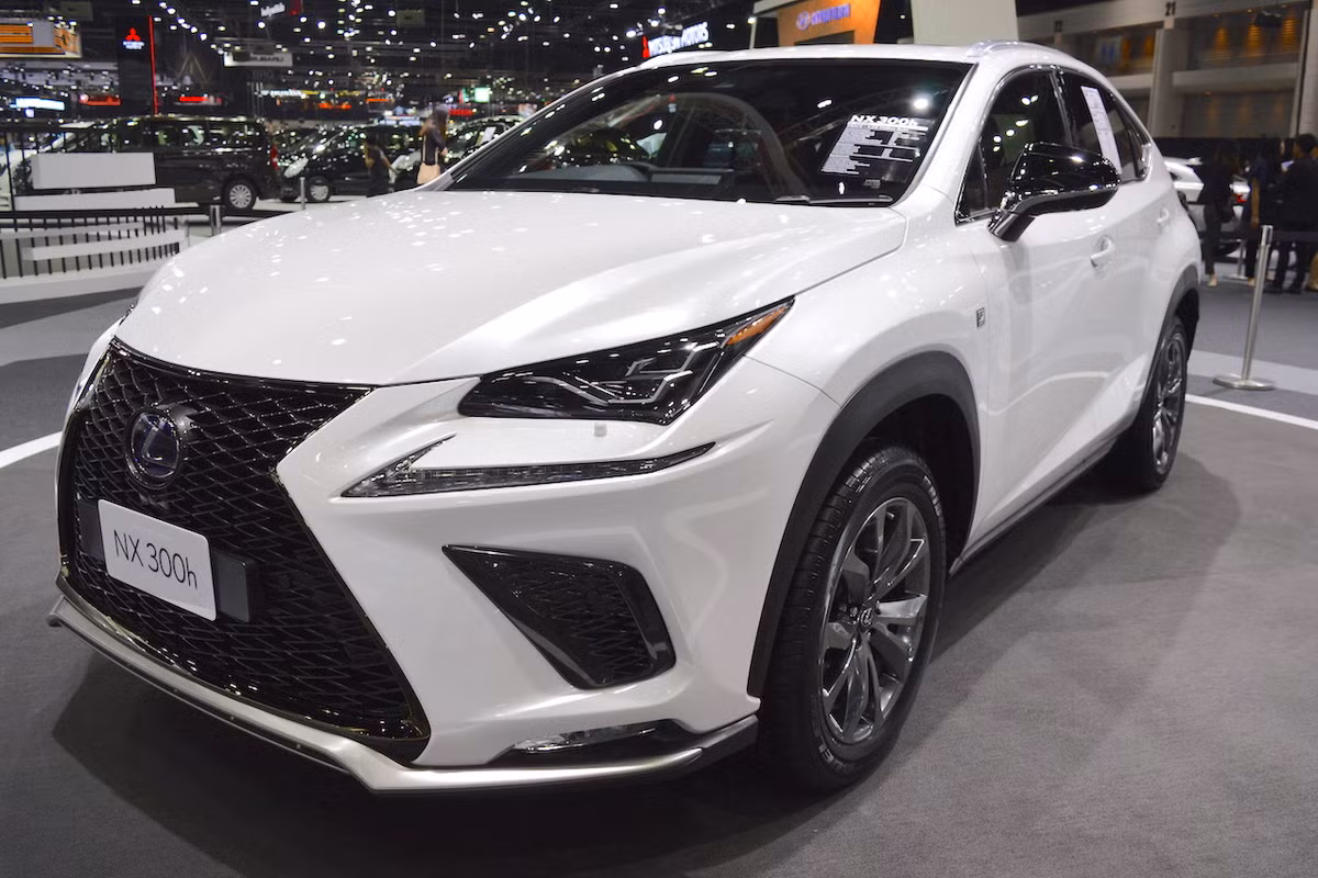 Lexus NX chỉ xuất hiện trên một phiên bản duy nhất hybrid NX 300h và định vị là bản cao cấp nhất. Ngoài ra, một biến thể F-Sport cũng sẽ ra mắt tới trong tương lai gần, nhằm đến đối tượng khách hàng yêu thích kiểu dáng năng động hơn từ mẫu SUV hạng sang này.
