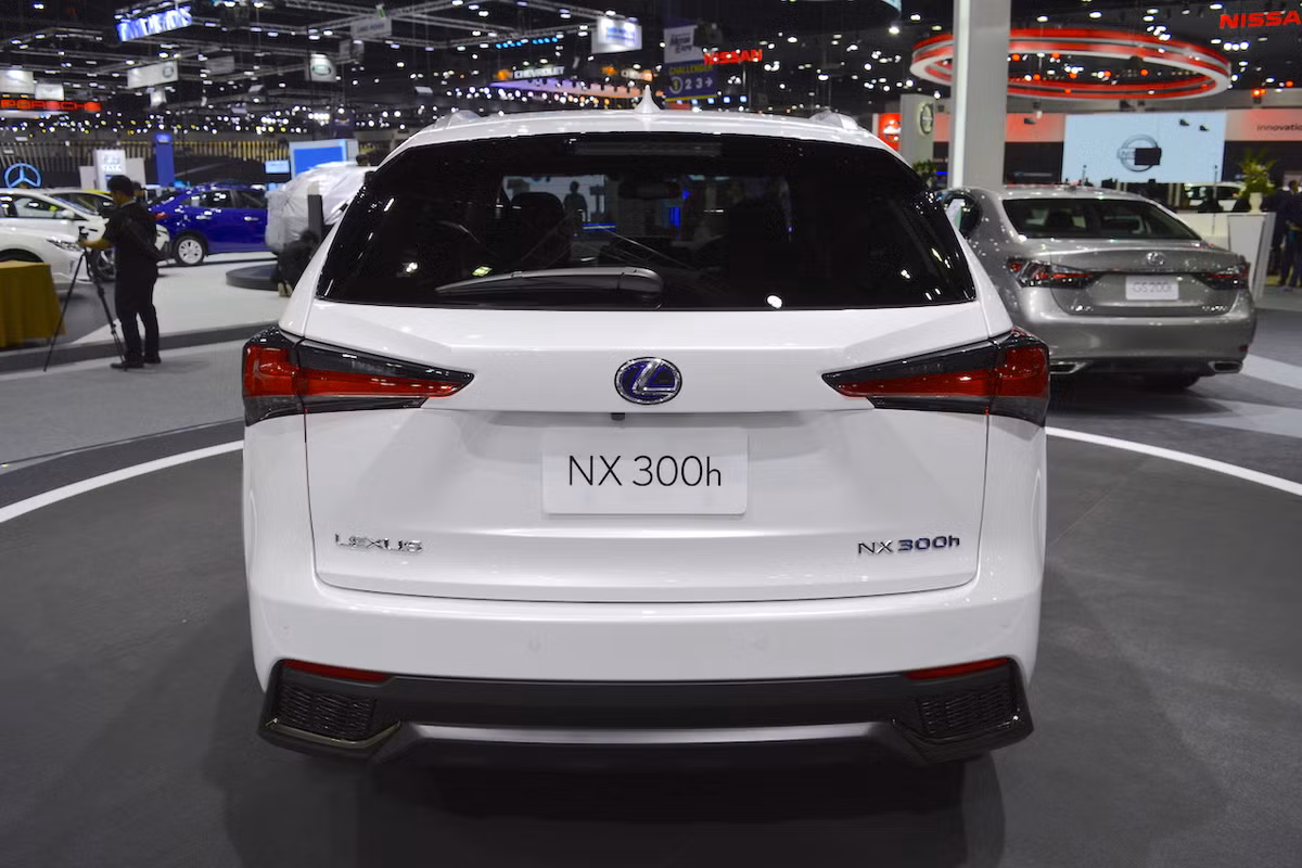 Ở phía sau, cụm đèn hậu cũng được hãng trang bị đèn LED, đuôi xe đồng nhất phong cách thể thao của phần đầu xe với những đường nét mô phỏng lưới tản nhiệt hình con suốt của cản sau,...Bánh xe hợp kim đa chấu kích thước 18 inch.