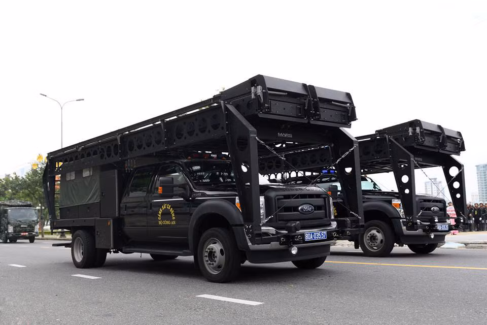 Đội hình xe Ford F550 Super Duty với vẻ ngoài vạm vỡ đậm chất "cơ bắp" được trang bị nhiều tính năng vũ trang và chống bạo động với hệ thống giáp bọc thép cấp độ B6. Xe nặng tới 8.550kg, dài 7,2 m, có thể chở được 5 người điều khiển và 10 chiến sĩ trên nóc xe và thùng sau. Xe được trang bị động cơ mạnh, đạt tốc độ 90 km/h.