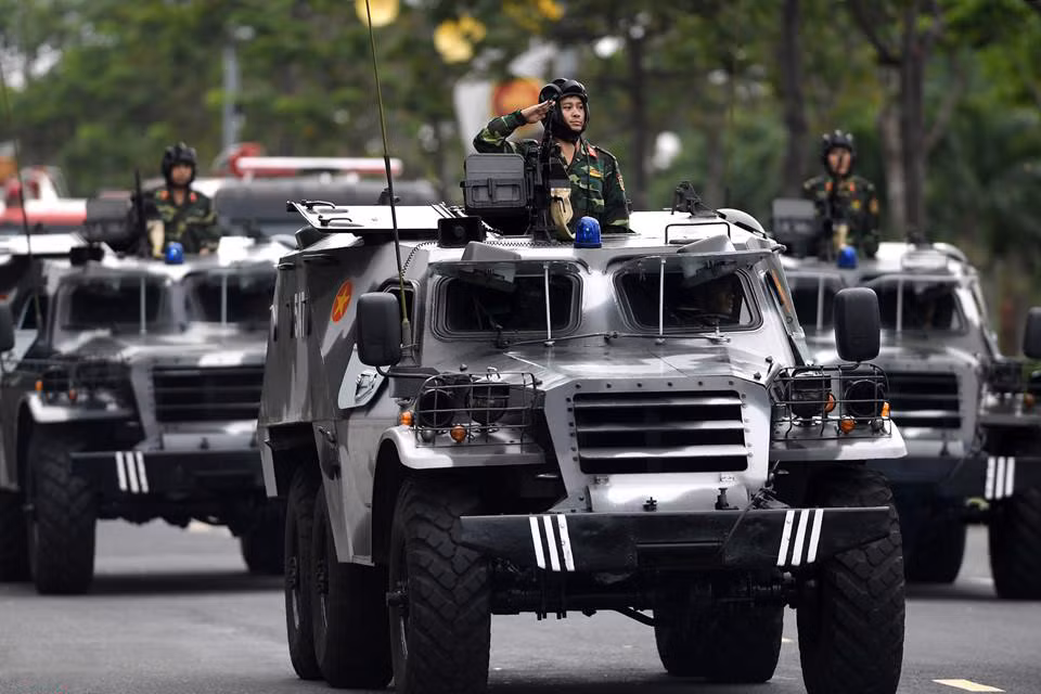 Đi theo sau là dàn xe bộ binh cho quân đội tác chiến, bánh lốp với hỏa lực mạnh cộng với tính cơ động cao nên xe có thể được sử dụng trên nhiều địa hình và làm nhiệm vụ chống bạo loạn.