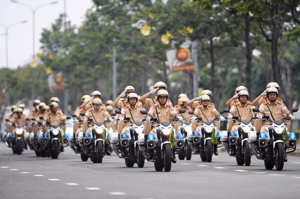 Mở màn buổi tổng duyệt là nghi thức diễu hành phương tiện, biểu dương lực lượng Cảnh sát giao thông tham gia bảo vệ Tuần lễ Cấp cao APEC. Trong đó không chỉ có lực lượng CSGT Tp. Đà Nẵng mà còn có sự tham gia của các chiến sĩ của 62 tỉnh thành còn lại.