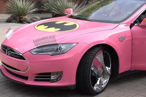 Bộ mâm cũng được chủ nhân sửa đổi với logo Google Chrome ở trung tâm chính giữa bộ vành.