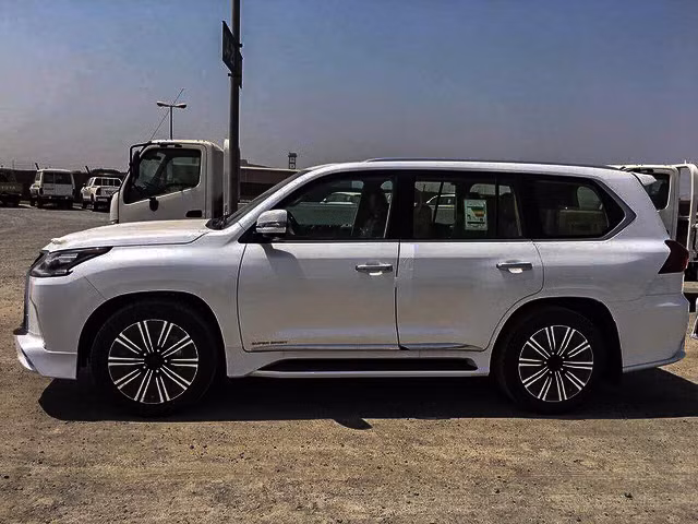 Bên cạnh đó là vỏ gương màu đen cùng bộ vành hợp kim đa chấu cỡ lớn lòng đen mặt ánh kim nổi bật trên thân xe màu trắng gây ân tượng thể thao cho mẫu SUV hạng sang này. 