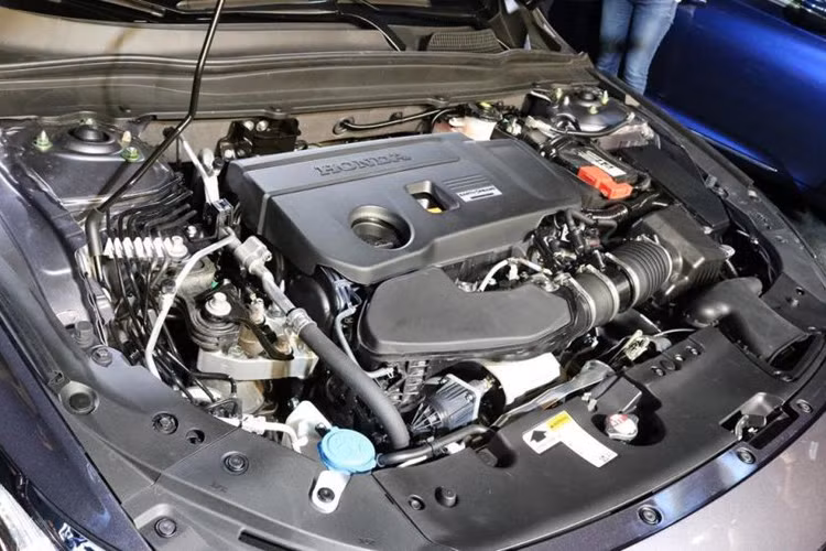 Thứ hai là động cơ i-VTEC 4 xy-lanh, dung tích 2.0 lít mới với công suất tối đa 252 mã lực và mô-men xoắn cực đại 370 Nm, kết hợp với hộp số sàn 6 cấp hoặc tự động 10 cấp trên bản Sport.