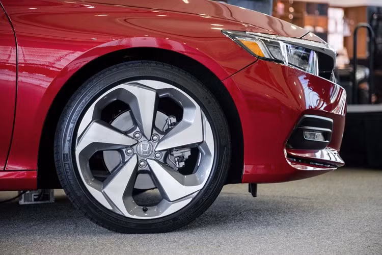 Bản cao cấp Touring cũng sử dụng tùy chọn động cơ 1,5 lít và 2.0 lít. Còn lại là động cơ Hybrid trên Honda Accord Hybrid 2018 với động cơ Atkinson-cycle 2.0 lít mới, 2 mô-tơ điện và cụm pin nhỏ gọn nằm bên dưới sàn hàng ghế sau. Hiện thông số cụ thể chưa được hãng xe ôtô Honda công bố thông số chính thức.