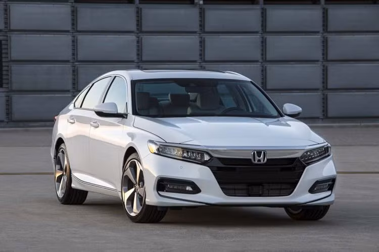 Trang bị an toàn của Honda Accord 2018 gồm: Xe tự phanh khẩn cấp, cảnh báo làn đường, điều khiển hành trình thích ứng, nhận biết biển hiệu giao thông, cảnh báo điểm mù, cảm biến đỗ xe, quan sát giao thông và theo dõi lái xe. Honda cũng khẳng định mức tiêu thụ nhiên liệu trên Accord 2018 là 6,19 lít/100 km đường cao tốc và 7,13 lít/100 km đường hỗn hợp đối với sử dụng động cơ 1,5 lít, hộp số CVT.