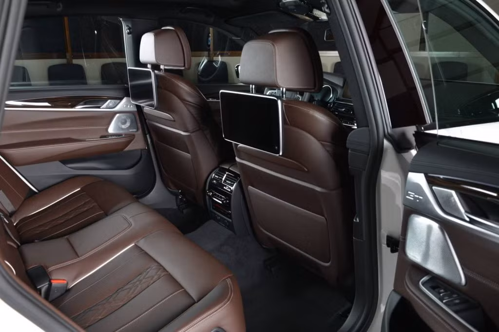 Đây còn là mẫu xe công nghệ cao với màn hình iDrive 10,25 inch dành cho hệ thống thông tin giải trí. Người lái có thể ra lệnh bằng giọng nói hoặc cử chỉ để tránh mất tập trung trong quá trình di chuyển. Ấn tượng hơn, xe còn được trang bị hệ thống lái bán tự động, màn hình hiển thị thông tin trên kính chắn gió, và ghế sau chỉnh điện tiện nghi.