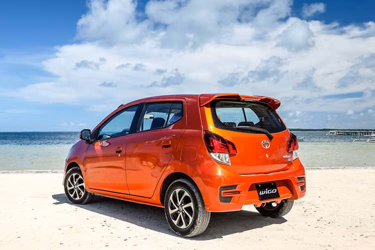 Ngoài ra, Toyota Wigo mới còn nổi bật với lợi thế thương hiệu khi những mẫu xe của Toyota vốn được nhiều người Việt ưa chuộng vì sự bền bỉ, khả năng giữ giá cùng hệ thống đại lý lớn mạnh, thuận tiện bảo dưỡng, sửa chữa.Nếu xuất hiện tại Việt Nam trong thời gian tới, mẫu xe này sẽ là đối thủ “đáng gờm” của bộ đôi Kia Morning và Hyundai Grand i10...