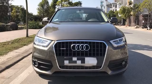 Chiếc xe sang Audi Audi Q3 2014 đang được rao bán với giá 1,185 tỷ đồng. Nhiều người có kinh nghiệm cho biết, so với mức giá mua mới gần 2 tỷ đồng thì chủ nhân chiếc xe này "lỗ" đến 800 triệu.