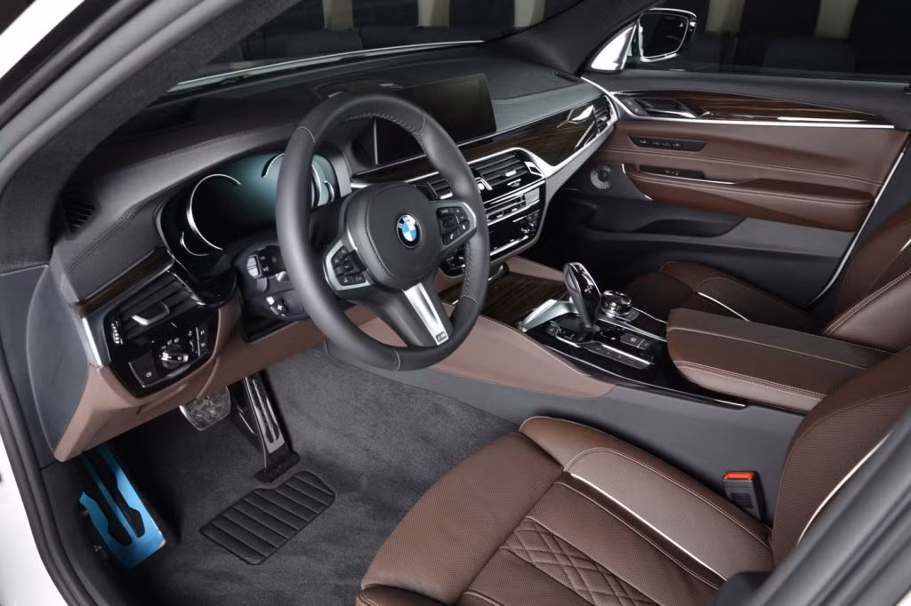 Nội thất của BMW 6-Series Gran Turismo 2018 hầu như không có thay đổi so với 5-Series. Tuy nhiên, phần nắp cốp sau của xe được tái thiết kế, nằm thấp hơn 64mm so với loại trên BMW 5-Series GT.