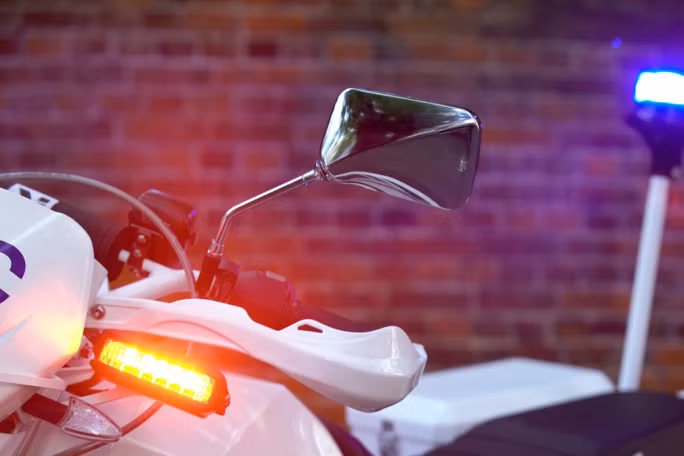 Phiên bản dành cho cảnh sát có màu trắng cùng nhiều chi tiết màu xanh dương nổi bật, xe sử dụng lốp dual-sport cho bộ vành 17 inch, gương chiếu hậu, hệ thống đèn cảnh báo và còi hụ.