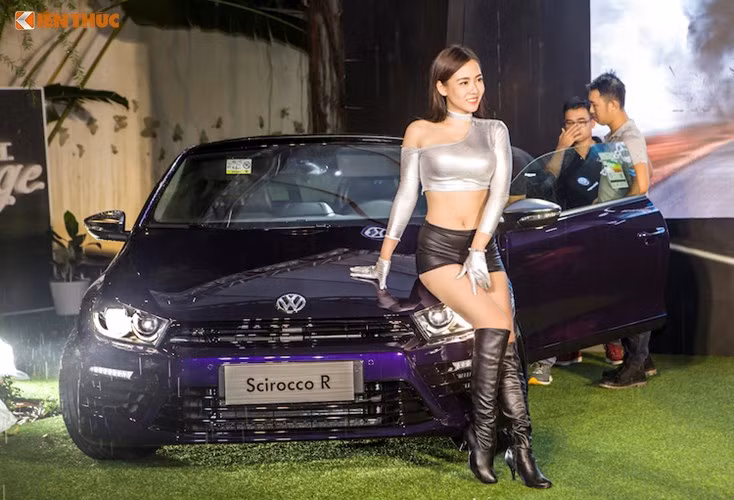 Trong khi những chiếc Scirocco tại Việt Nam chỉ được trang bị động cơ 1.4l thì Scirocco R sở hữu máy 4 xi-lanh thẳng hàng tăng áp với dung tích lên tới 2 lít, đạt công suất tối đa 252 mã lực và mô-men xoắn cực đại 350 Nm. Động cơ này được kết hợp với hộp số sàn 6 cấp hoặc tự động ly hợp kép 6 cấp DSG, truyền sức mạnh tới cầu trước.