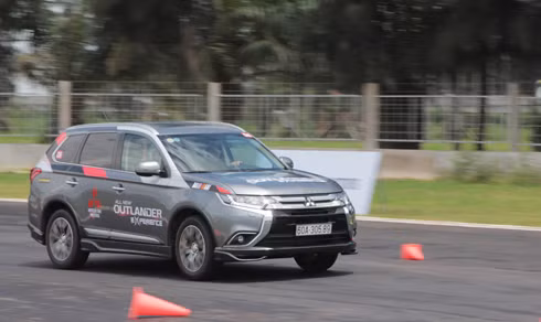 Mitsubishi Outlander có cả phiên bản 5 và 7 chỗ, đáp ứng đa dạng nhu cầu của khách hàng. Tuy nhiên doanh số bán ra trong tháng 1/2017 lại khá khiêm tốn chỉ dừng lại con số 61 chiếc. Tại thị trường Việt Nam, xe có giá bán từ 975 triệu đồng.