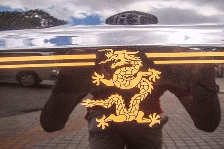 Được biết, giá bán của siêu xe hạng sang Rolls-Royce Phantom phiên bản rồng tại thị trường Việt Nam rơi vào khoảng gần 40 tỷ đồng. Và hiện trên mảnh đất hình chữ S có tổng cộng 6 chiếc đang lăn bánh.