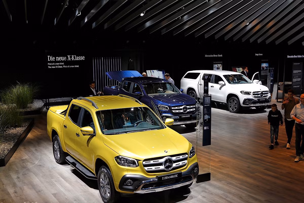 Phát biểu với truyền thông Úc bên lề triển lãm ôtô Frankfurt về mẫu xe bán tải của Mercedes, ông Hendrik von Kuenheim- Phó chủ tịch cấp cao BMW khu vực châu Á, Thái Bình Dương và châu Phi đã đưa ra một lời nhận xét, hay nói đúng hơn là một lời phê bình dành cho X-Class.