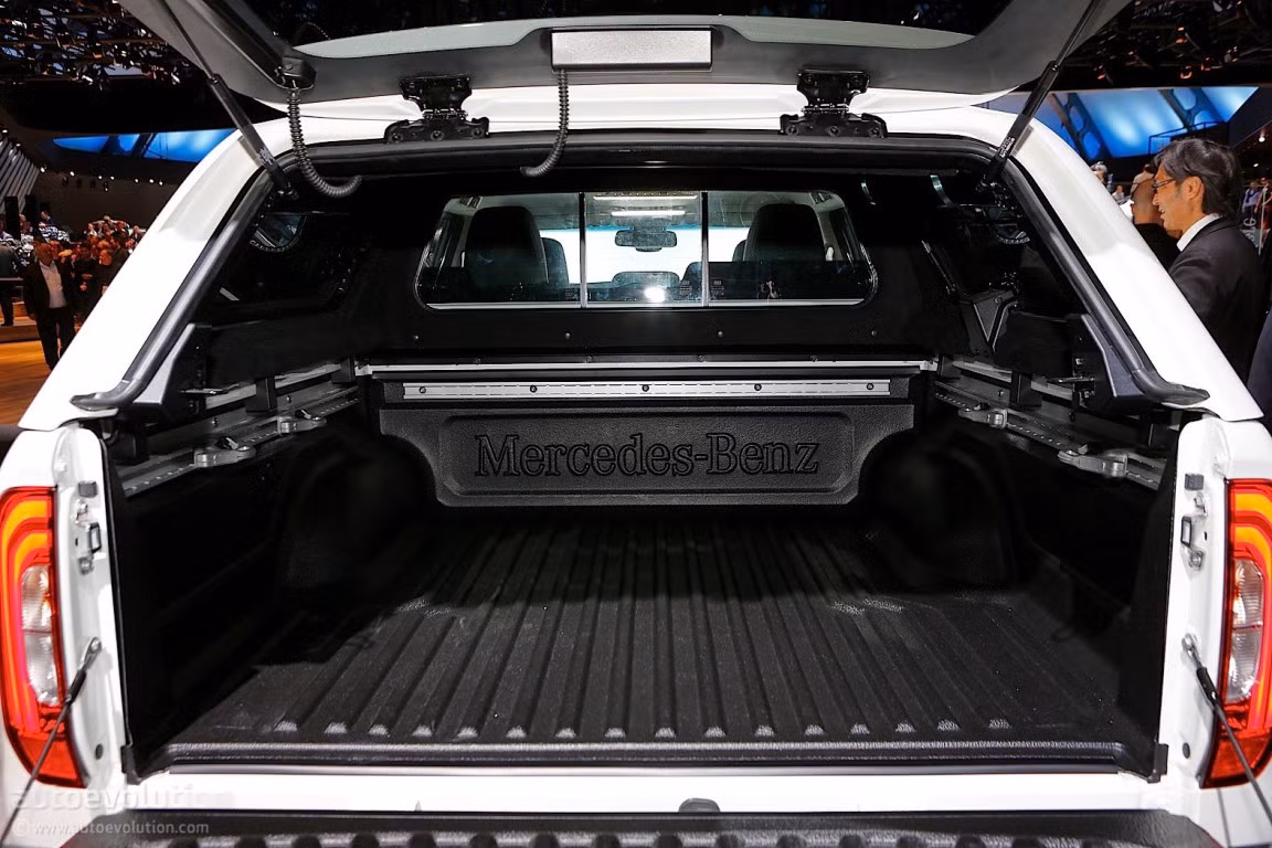 Thùng tải của X-Class được trang bị đèn chiếu sáng và ổ cắm socket 12 V, có thể cung cấp đủ năng lượng cho máy nén khí hay cưa điện. Đuôi xe được trang bị bệ bước, nhưng nó cũng có thể tháo ra để thùng xe mở rộng 180 độ. Tải trọng 1.042 kg có thể chở 17 thùng bia, lực kéo 3,5 tấn đủ để kéo một xe chở 3 con ngựa.