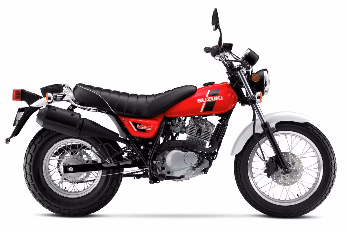 Bước sang thế hệ mới, Suzuki VanVan 200 2018 được hãng trang bị động cơ SOHC xi-lanh đơn, 4 kỳ, dung tích 199 phân khối, làm mát bằng không khí.