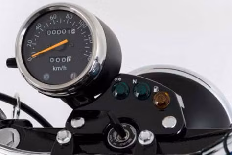 Khu vực bảng điều khiển của VanVan 200 được tối giản chỉ với đồng hồ báo tốc độ, ODO và một vài đèn báo cơ bản.