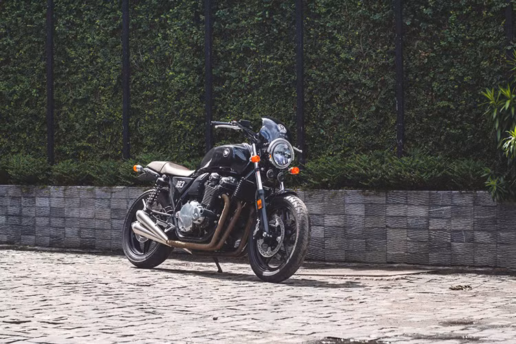 Qua tìm hiểu, chủ nhân của bản độ môtô Honda CB1100 này là một nữ biker đến từ miền Tây sông nước. Ngay từ khi "đập thùng" chiếc xe môtô phân khối lớn mới này đã được mang đến xưởng độ Garage Tự Thanh Đa, một lò độ uy tín và khá nổi tiếng tại Sài Gòn để "làm mới" lại.