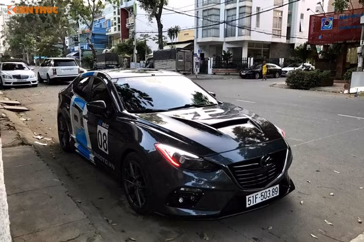 Trên thị trường ôtô Việt Nam, phụ kiện đồ chơi theo xe hiện nhận được sự quan tâm lớn từ các chủ xe. Ai cũng muốn ‘vợ 2” của mình trở nên “độc-lạ-đẹp” so với người khác, từ những dòng xe phổ thông từ "bình dân" như Toyota, Mazda đến cao cấp là: Mercedes-benz, BMW hay những mẫu sedan hạng sang Lexus được chủ xe bạo tay lên đời.