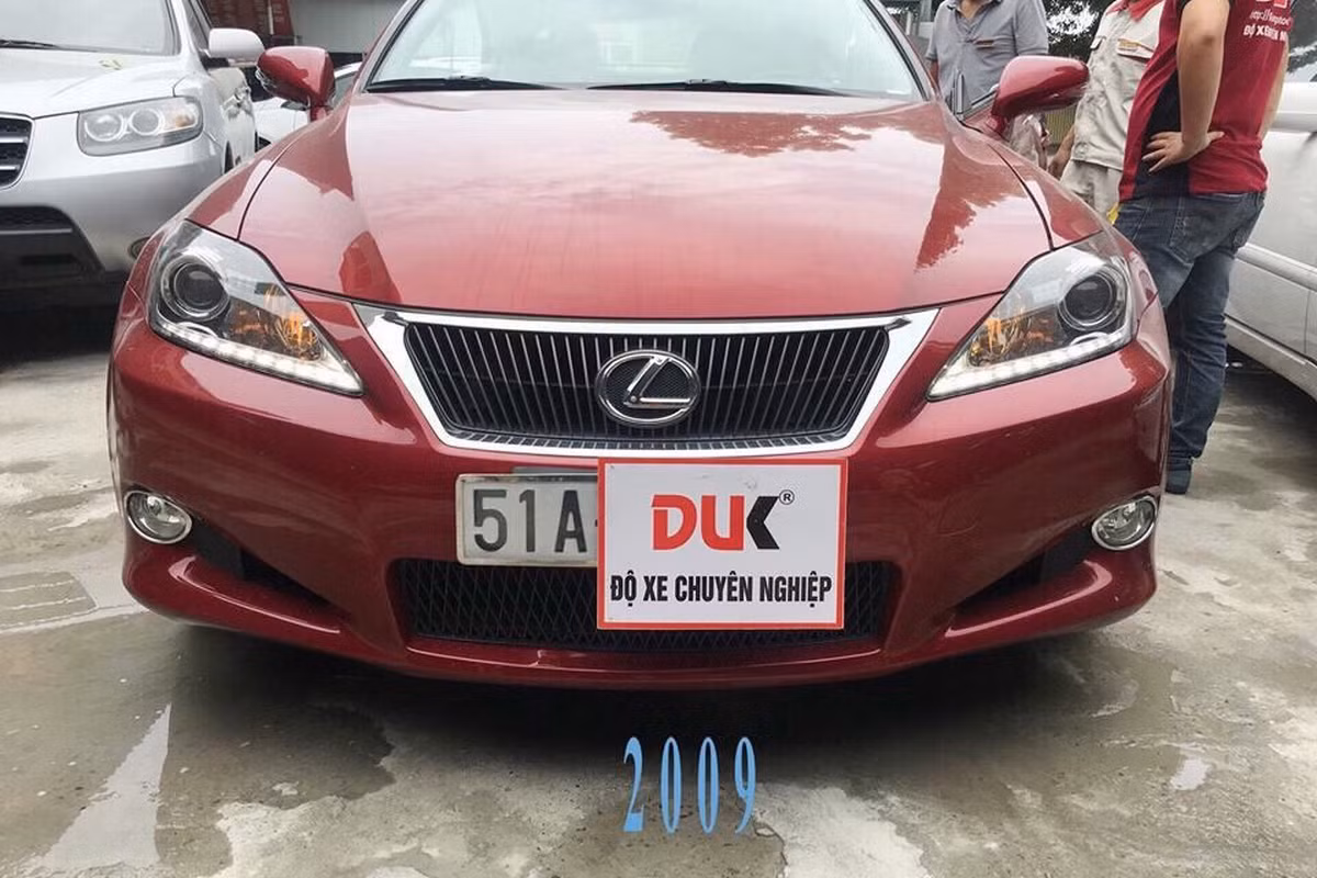 Theo chia sẽ từ hãng độ DUK tại TP HCM cho hay, để nâng cấp từ một chiếc LEXUS IS250C 2009 lên đời 2016 cần sử dụng bộ phụ kiện độ xe bao gồm: Cản trước, đèn pha, đèn chiếu sáng ban ngày (daylight) của bản 2016 và phần lip sau chia đôi pô.