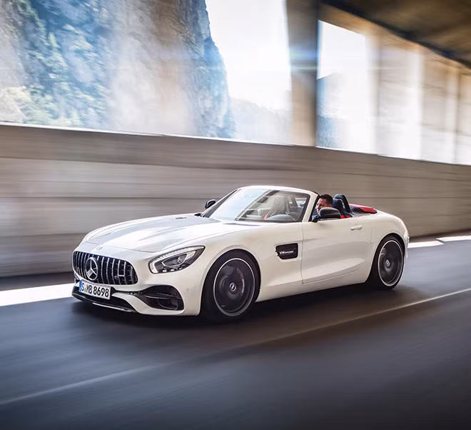 Mercedes-AMG GT Roadster có hai phiên bản đó là bản tiêu chuẩn và bản GT C Roadster. Được biết, cả hai đều sở hữu động cơ là loại máy xăng V8, tăng áp kép, dung tích 4.0 lít. Động cơ kết hợp với một hộp số duy nhất là loại tự động ly hợp kép 7 cấp.