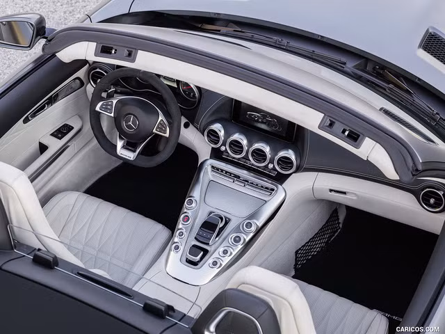 Nội thất xe Mercedes-AMG GT Roadster với nhiều trang bị hiện đại bậc nhất. Nó mang đậm phong cách thể thao nhưng cũng đầy "sang chảnh".