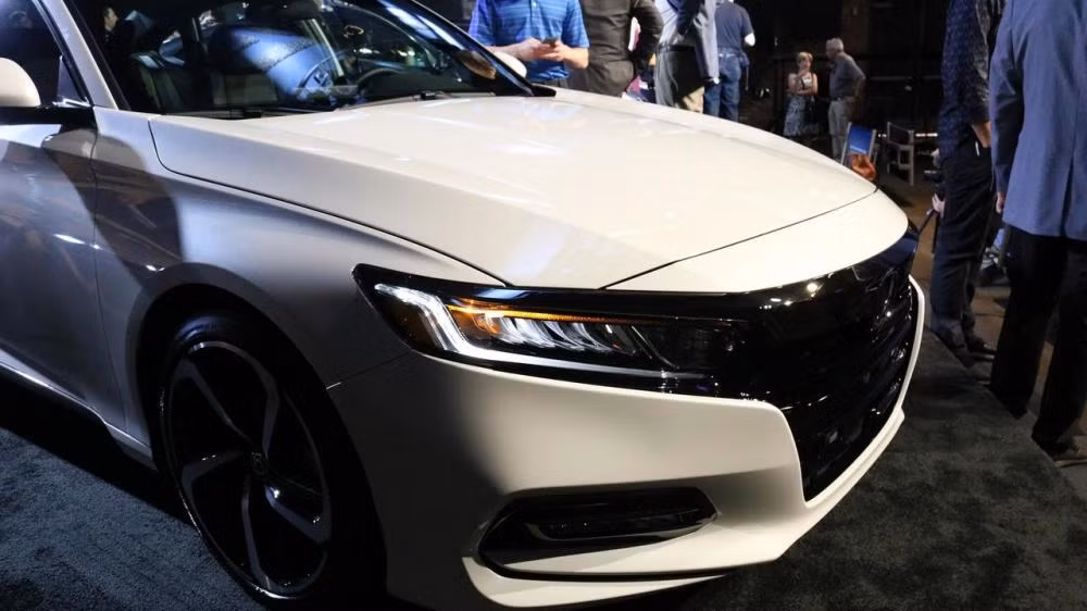 Phần đầu tái thiết kế với các chi tiết làm lại sắc sảo, cụm đèn pha LED kéo dài lên nắp ca-pô, bộ lưới tản nhiệt đặc trưng trên tông nền màu đen tuyền huyền bí, đèn sương mù dạng thanh ngang nằm ở hốc hút gió, cản trước mở rộng.