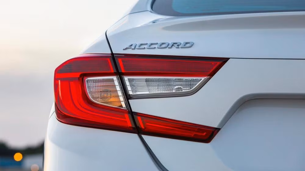 Cụm đèn hậu sử dụng công nghệ LED dạng chữ C kéo dài cách điệu, nắp ca-pô sau nhô cao cùng cặp ống xả làm bằng kim loại sáng.