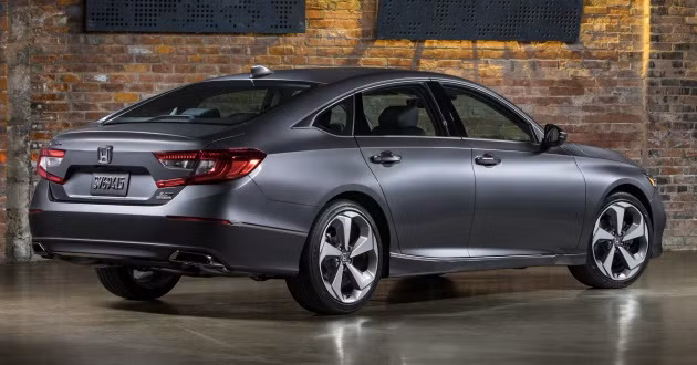 Honda Accord 2018 còn được tích hợp sẵn hệ thống HondaLink nhằm cung cấp một số dịch vụ như hỗ trợ khẩn cấp, khóa/mở xe từ xa, khởi động xe từ xa, theo dõi vị trí xe và kiểm tra thông tin liên quan bảo dưỡng.
