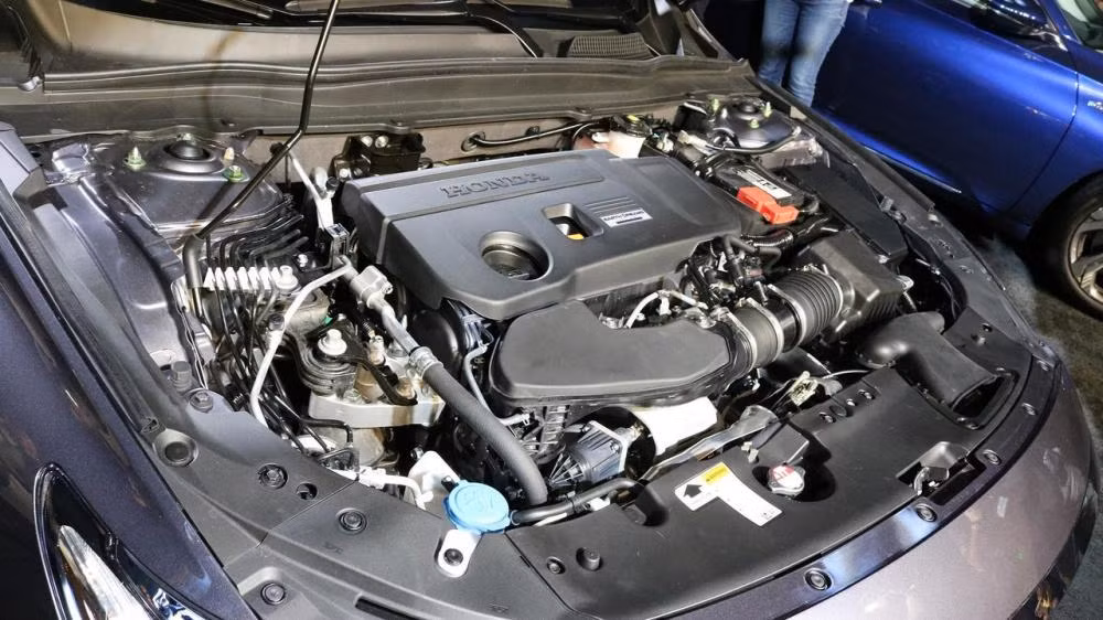 Ở biến thể cao cấp, Honda Accord 2018 được trang bị khối động cơ tăng áp 2.0L (giống Civic Type R) thay vì V6 như đời trước. Động cơ mới này sẽ sản sinh công suất 252 mã lực và mô-men xoắn 370 Nm theo kèm là hộp số tự động 10 cấp lần đầu tiên trang bị trên mẫu xe dẫn động cầu trước. Hãng xe Nhật Bản còn cung cấp lựa chọn hộp số sàn 6 cấp trên cả 2 bản động cơ.