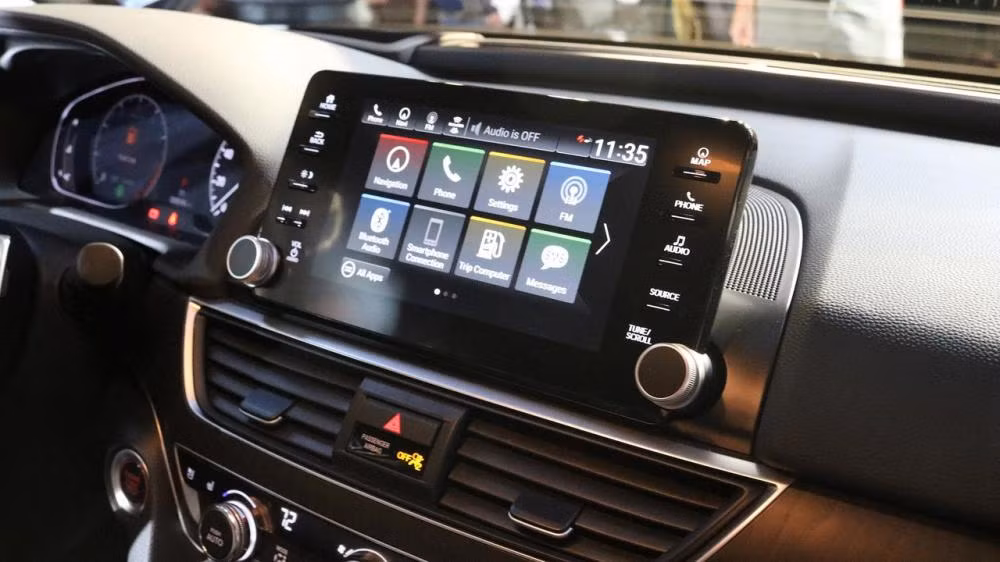 Cụm đồng hồ phía sau vô-lăng được thiết kể 7 inch với kiểu dáng mới, đặc biệt trên bản cao cấp, hệ thống thông tin kỹ thuật được hiển thị trên kính lái.