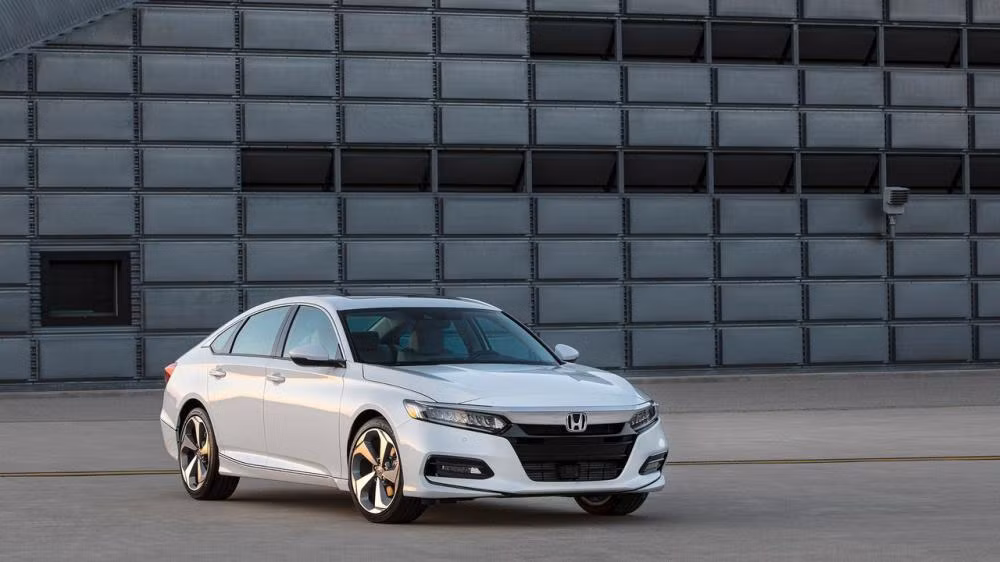 Đối tượng của Honda Accord lần này được hãng địnhu vị nhắm đến các khách hàng trẻ tuổi bằng cách theo đuổi xu hướng thiết kế xe '‘thể thao hóa’". So với thế hệ cũ, Honda Accord 2018 mang trên mình những đường nét thiết kế đặc trưng của dòng coupe với thân xe là các đường gân dập nổi mang tính khí động học.