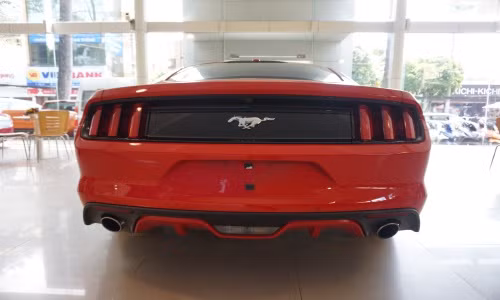 Phần đuổi xe nổi bật với logo ngựa hoang truyền thống, bên cạnh những đường gân cơ bắp chạy dọc từ hông mũi xe đến đuôi xe.