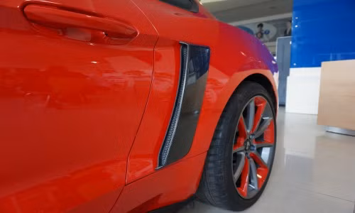 Mẫu xe cơ bắp Ford Mustang phiên bản mới tại thị trường Mỹ có giá bán khoảng 25.300 USD. Sau khi được nhập về một số đại lý không chính hãng tại thị trường Việt Nam mẫu xe cơ bắp này được chào bán với mức giá khoảng hơn 2 tỷ đồng (chưa tính phí trước bạ và biển số).