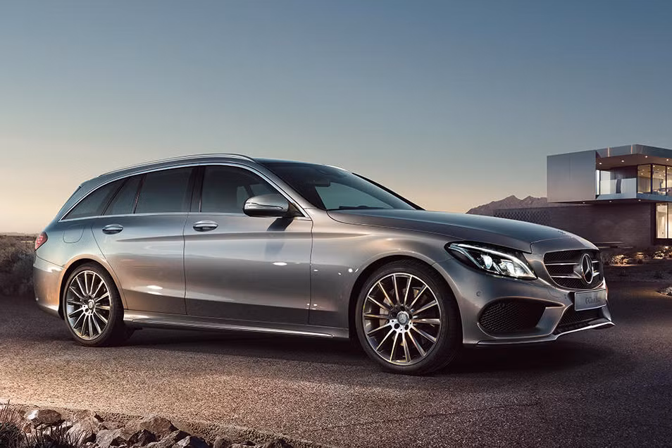 Điểm nhấn của gian hàng “ngôi sao 3 cánh” lần này là cái tên đang được ngóng chờ chính là phiên bản nâng cấp C-Class. So với phiên bản cũ, C-Class nâng cấp nổi bật với hộp số 9 cấp 9G-TRONIC giúp xe cải thiện đáng kể khả năng vận hành, hoạt động êm ái và tiết kiệm hơn.