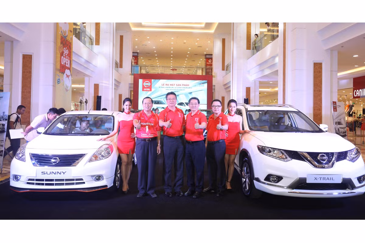 Tại gian hàng của Nissan là hai cái tên đáng chú ý sẽ vẫn là Nissan Sunny và X-Trail bản nâng cấp vừa ra mắt cách đây ít ngày. So với phiên bản cũ, Sunny và X-Trail không có gì thay đổi - chỉ được nâng cấp nhẹ với ngoại hình bắt mắt, gồm cản trước, ốp sườn và cản sau tái thiết kế.