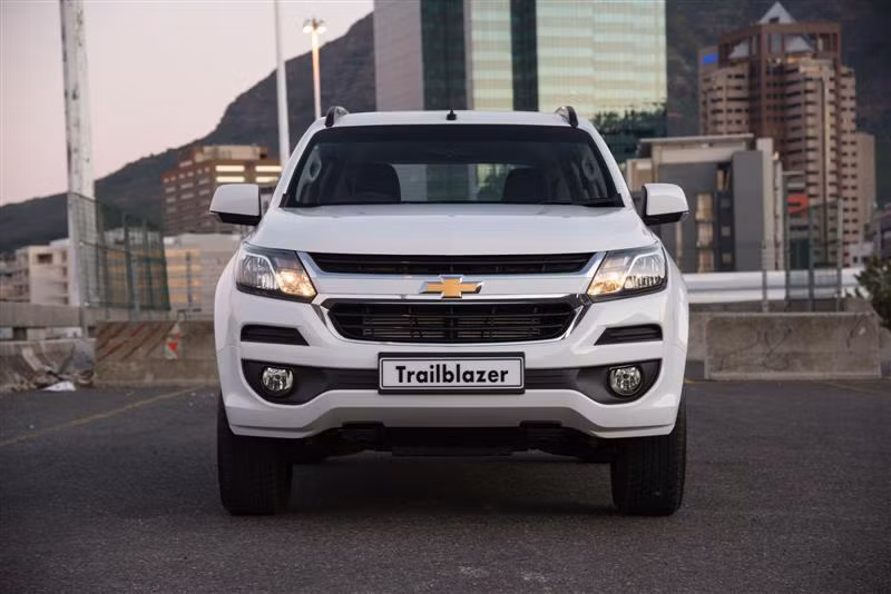 Cái tên đầu tiên trong danh sách những mẫu xe "hàng nóng" sắp đổ bộ vào Việt Nam trong thời gian tới chính là chiếc SUV cao cấp Chevrolet Trailblazer 2017 mới. Nó được định vị là đối thủ cạnh tranh trực tiếp với các mẫu xe đã có mặt tại thị trường ôtô hiện nay như: Toyota Fortuner, Ford Everest hay Hyundai SantaFe...