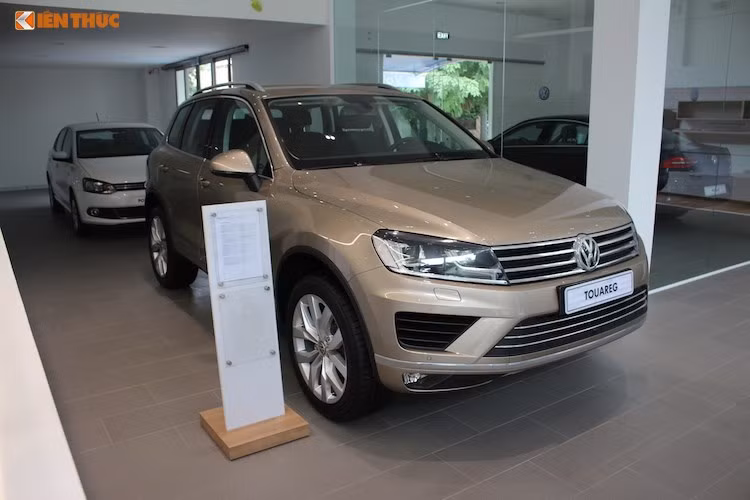 Hiện Wolkswagen tại Việt Nam chỉ phân phối Touareg duy nhất phiên bản trang bị động cơ V6 3.6L FSI, đi kèm hộp số tự động Tritronic 8 cấp. Trong khi đó, Polo sử dụng động cơ I4 1.6L cùng hộp số tự động 6 cấp.