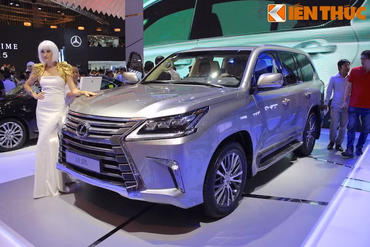 Về khả năng vận hành, Lexus LX570 2016 được trang bị động cơ V8 5.7 lít 32 van trục cam kép, công suất cực đại 367 mã lực/5600vòng/phút, mô-men xoắn cực đại 530Nm/3200 vòng/phút. Động cơ này đi kèm hộp số tự động 8 cấp, giúp xe tiêu thụ trung bình 12,1 lít/100km.