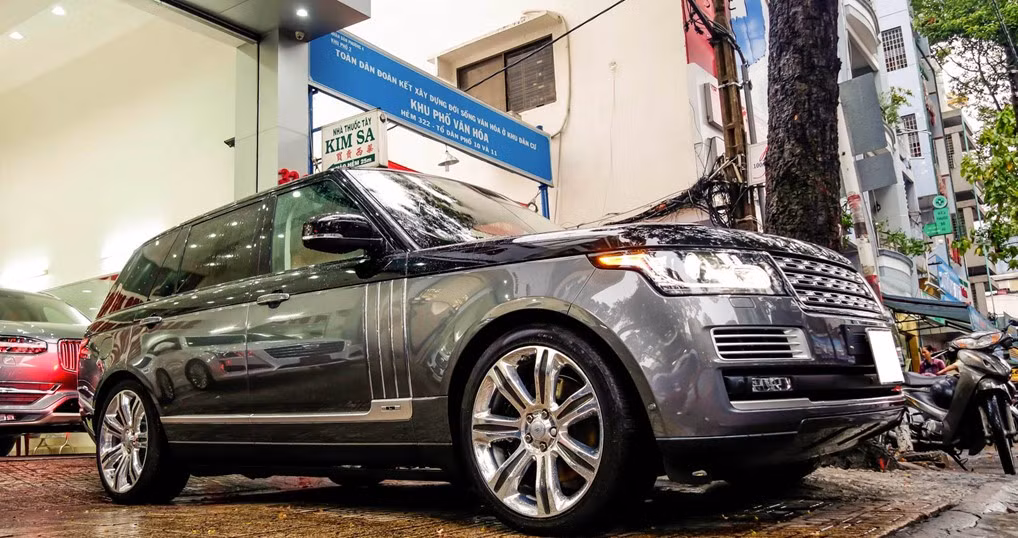 SVAutobiography vẫn sử dụng động cơ V8 tăng áp, 5.5 lít, công suất 550 mã lực tương tự Range Rover Sport SVR và mạnh hơn Black Autobiography 40 mã lực.