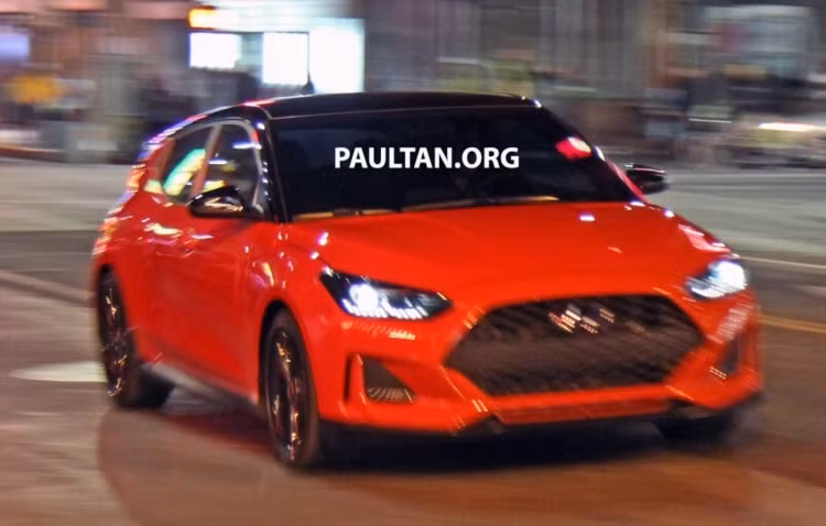 Mới gần đây hãng ôtô Hàn Quốc đã "nhá hàng" những hình ảnh đầu tiên về mẫu xe Hyundai Veloster 2019 thế hệ mới qua những hình ảnh bắt gặp trên phố, có vẻ như chiếc xe đang được sử dụng để làm phim quảng cáo, và không hề được ngụy trang bên ngoài. 
