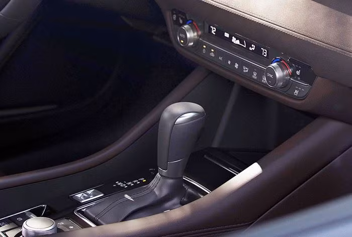 Các tính năng điều khiển thông tin giải trí kết nối đa phương tiện nằm ở màn hình cảm ứng chạm bố trí nổi phía trên cao chính giữa khác hẳn so với các phiên bản trước đó.