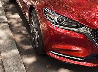 Phần đèn pha cũng thiết kế mới hoàn toàn, nó có ốp viền chrome “đỡ” mép dưới hộp đèn.