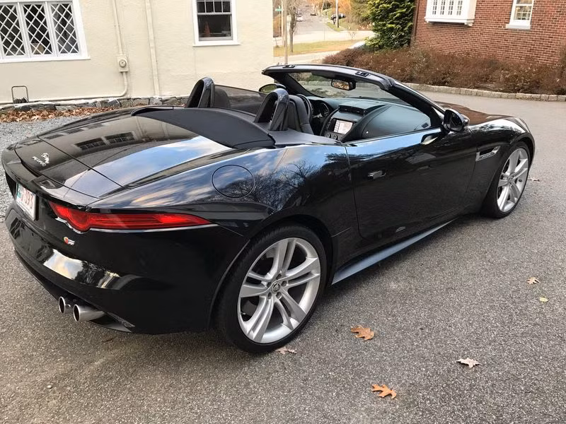 Nhờ sức mạnh F-Type V8 S Cabriolet 2014 mạnh mẽ 488 mã lực giúp chiếc xe thể thao có thể tăng tốc từ 0 - 100 km/h chỉ trong 4,3 giây, trước khi cán vận tốc cực đại 300 km/h.