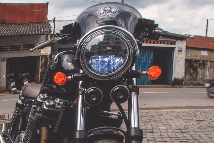 Phía trên của phần đầu xe là chi tiết kính chắn gió cỡ lớn được độ thêm theo phong cách cafe racer. Kính chắn gió mới này không chỉ nhằm tăng khí động học khi chạy ở tốc độ cao, cũng như tăng tính thẩm mỹ cho xe.